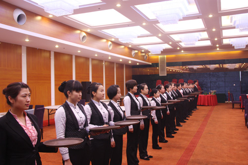 部于2013年4月5日在酒店多功能厅对餐饮部员工进行了服务技能的培训